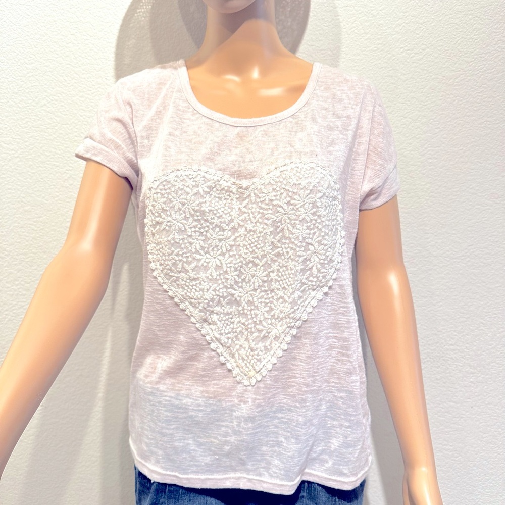 White/Ivory Short Sleeve Shirt,Floral pattern In Heart Shape in front